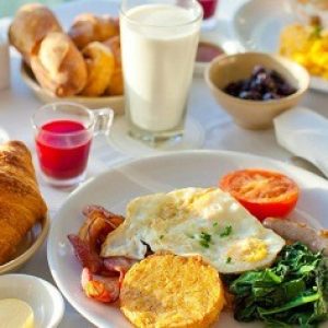 Eating these foods during breakfast can lower bad cholesterol levels and prevent heart diseases etc in us!!